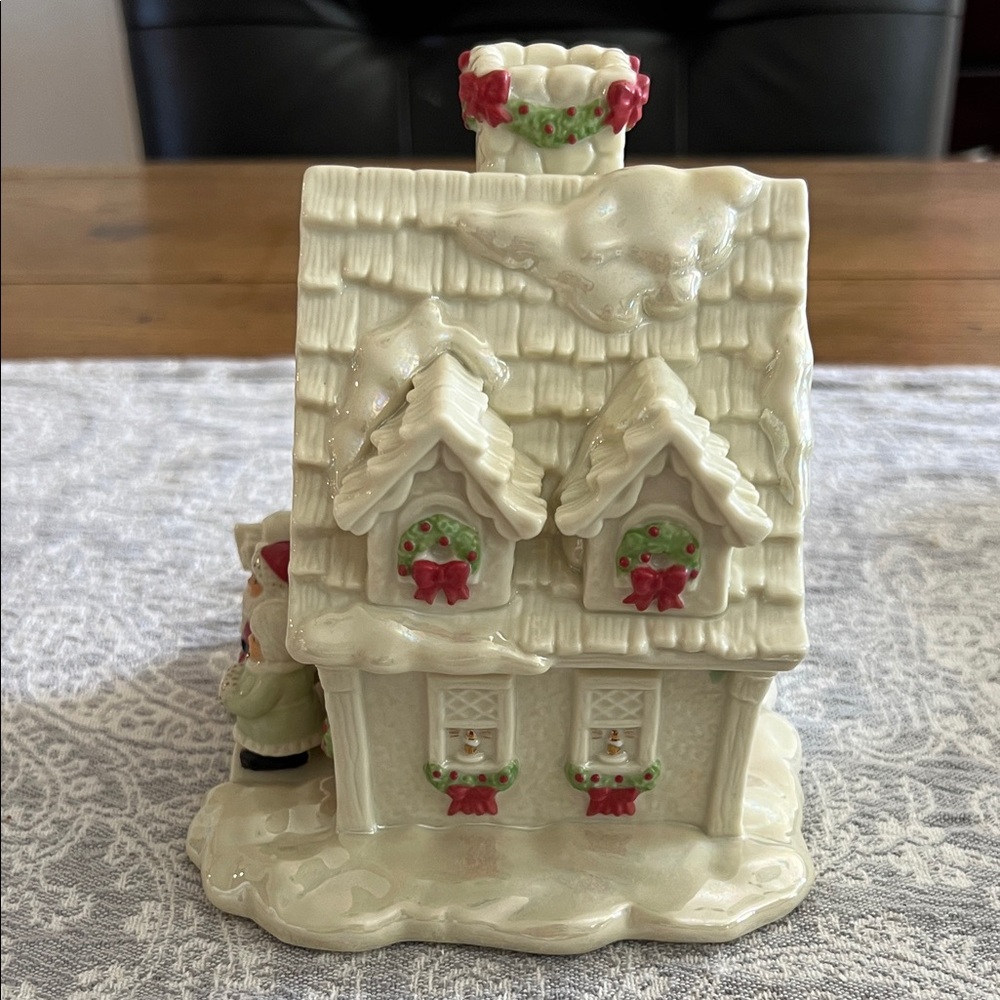 Lenox Festive Santa and Mrs. Claus Holiday House with music - Picture 4 of 7